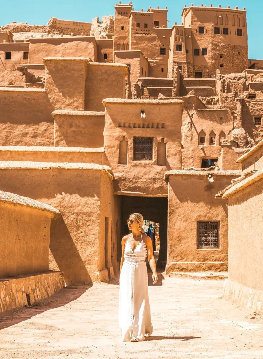 Traveller exploring the kasbah of Aït Ben Haddou in Morocco